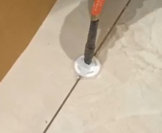 白银市瓷砖空鼓维修公司专业解答瓷砖在铺贴过程中，如果没有涂抹均匀到位的粘结材料（如水泥砂浆或瓷砖胶），可能会导致以下问题