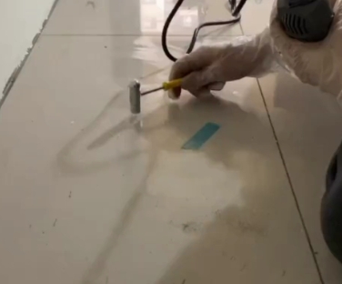 白银市瓷砖开裂维修公司专业分享瓷砖在铺贴前如果没有沥干水分，将会导致以下问题